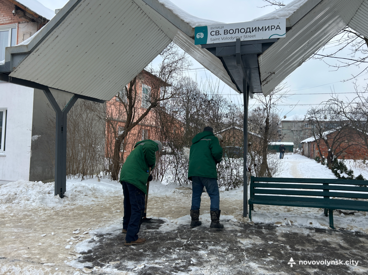 У Нововолинську комунальники очищають зупинки громадського транспорту від снігу та льоду