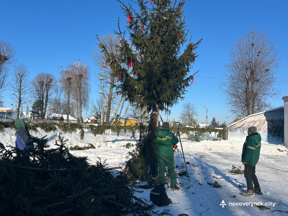 Працівники ВУКГ демонтують новорічні декорації
