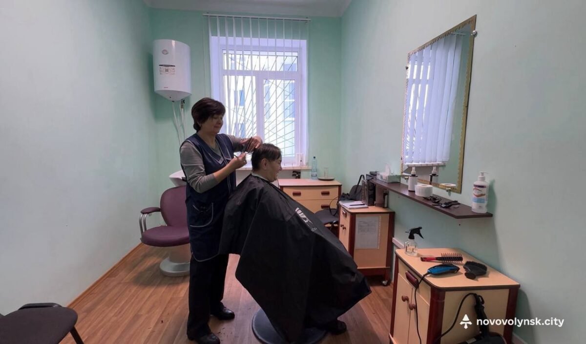 Понад 1,4 тисячі пільговиків скористалися послугами соціальної перукарні